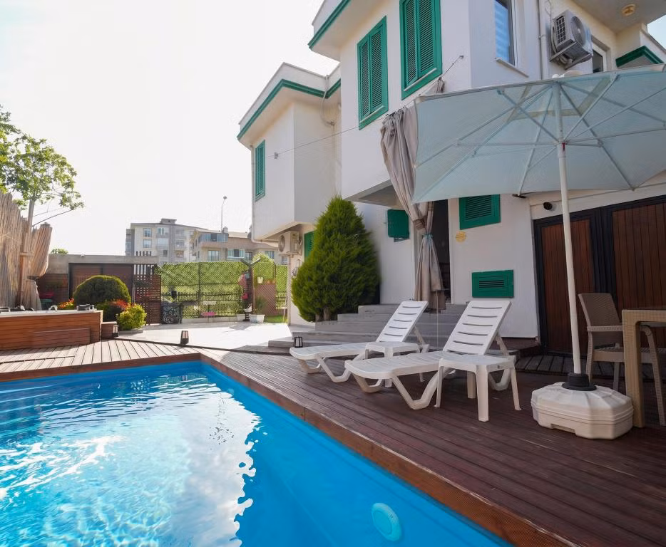 Yeşil Panjurlu Villa