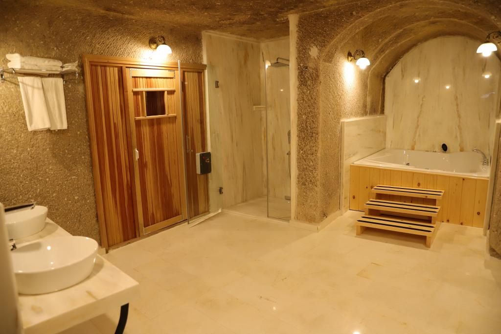 Roma Cave Suite — 7