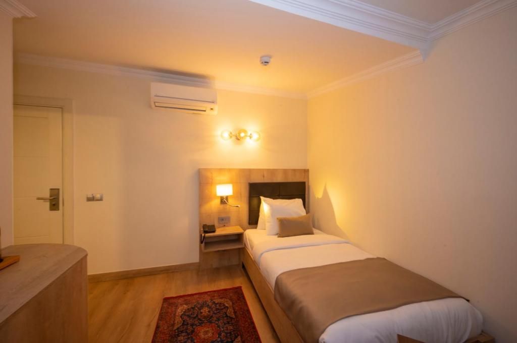 Porta Romanos Hotel — 8