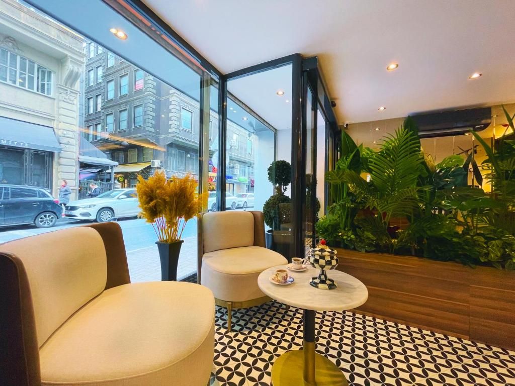 Weingart Hotel — 3