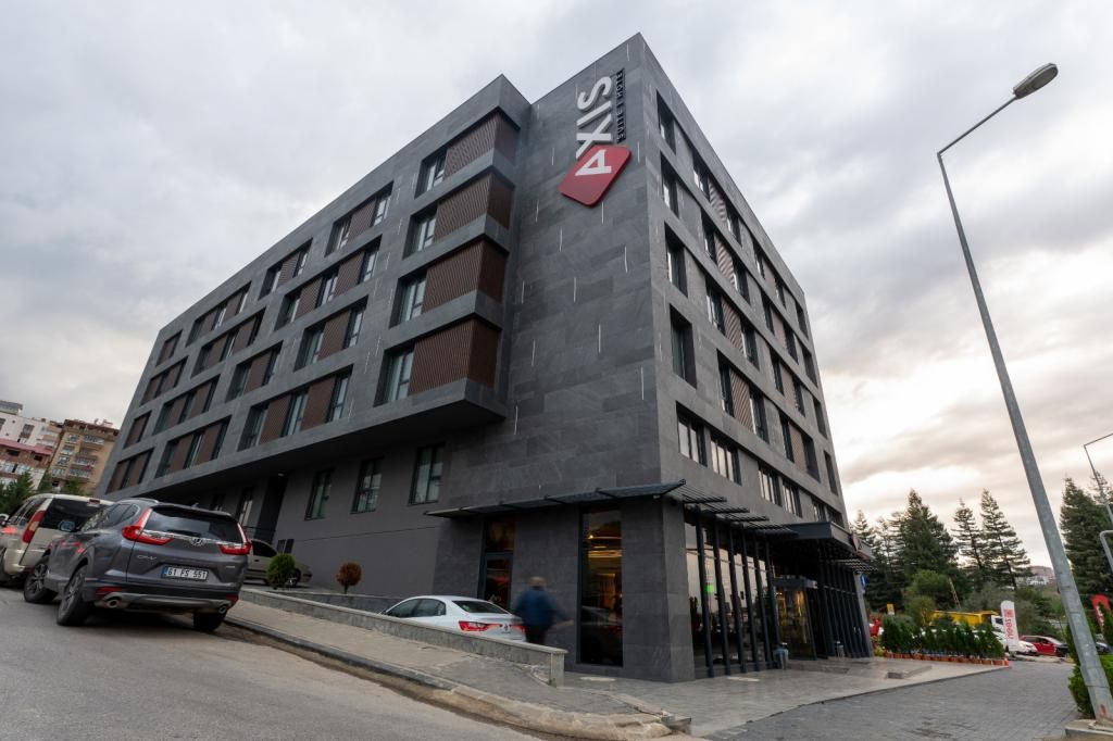 Axis Suites Hotel — 3