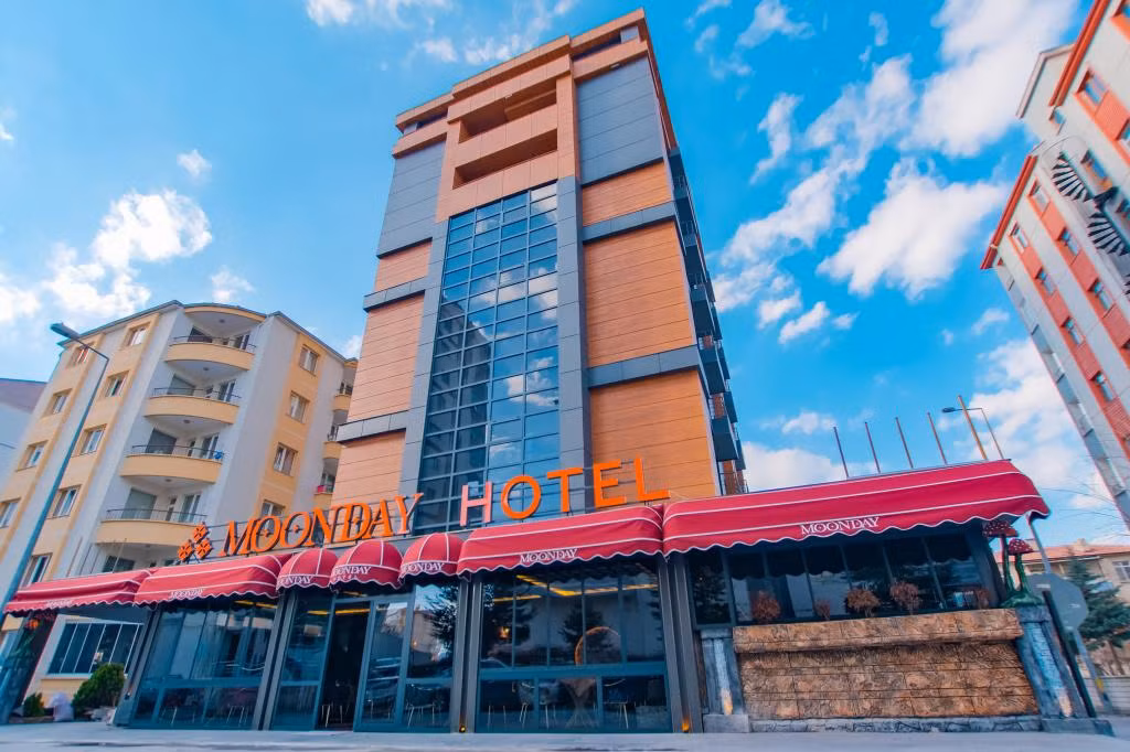 Moonday Hotel