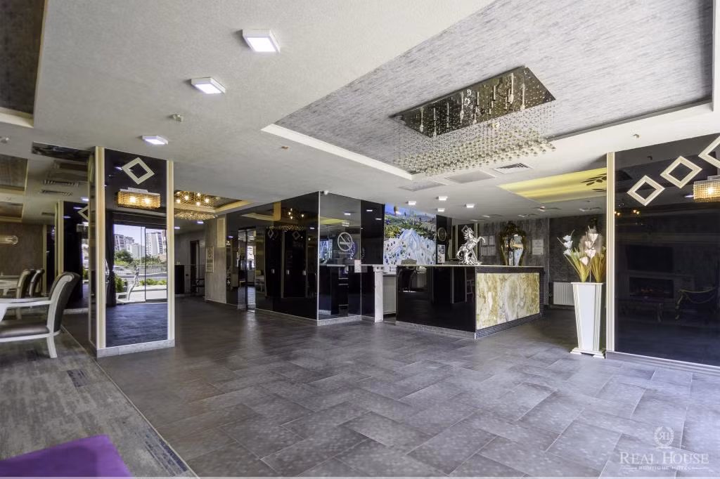 Real House Hotel  — 5