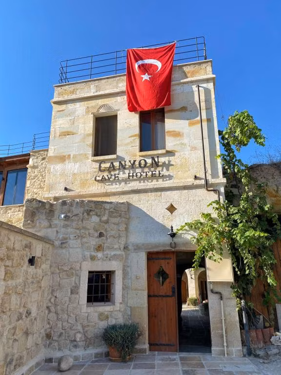 Canyon Cave Hotel — 5