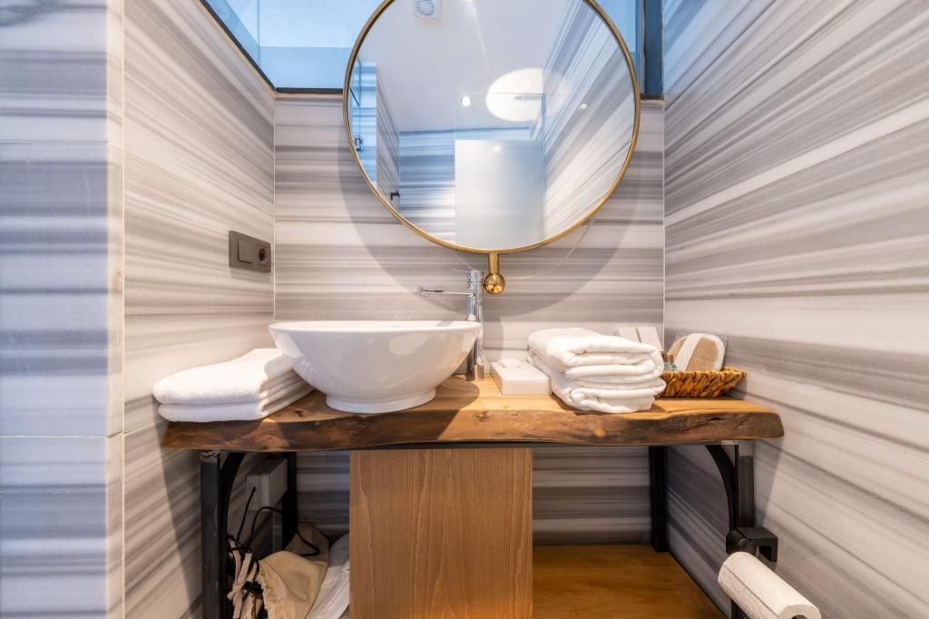 Balo Hotel — 4