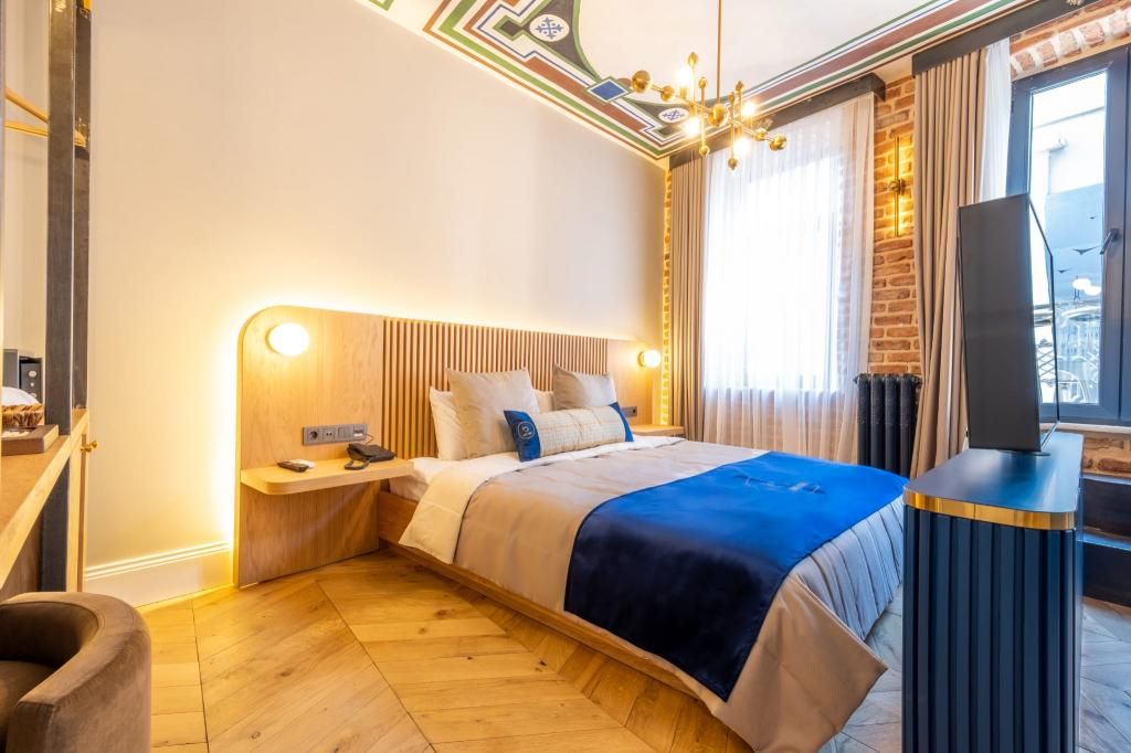Balo Hotel — 6
