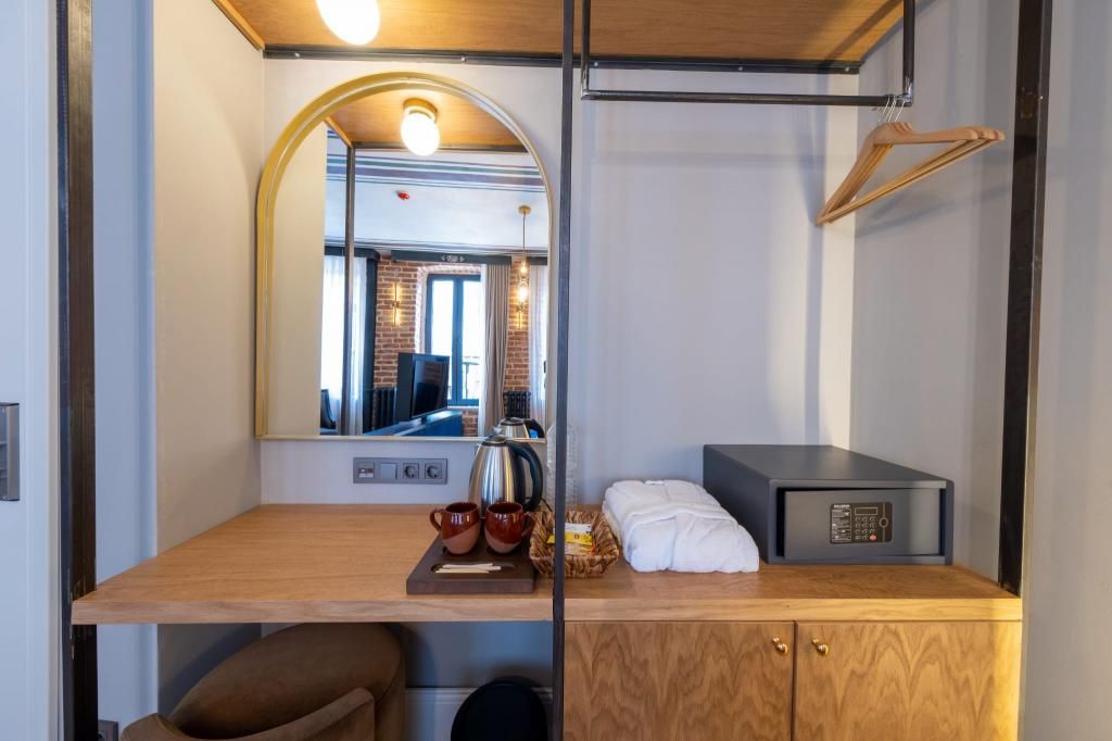 Balo Hotel — 8