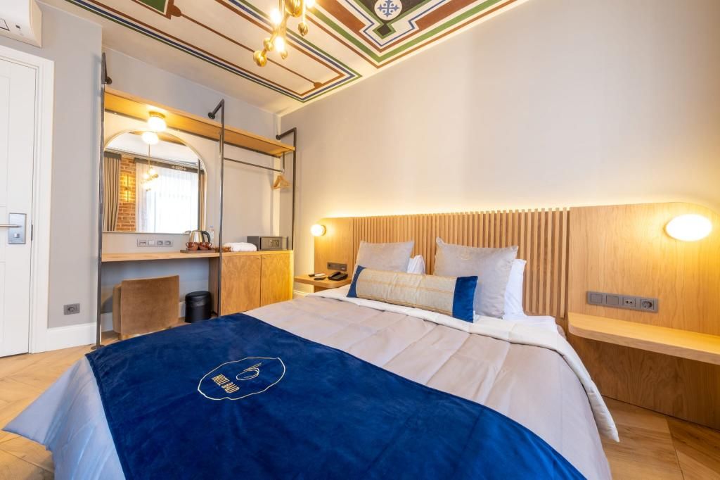 Balo Hotel — 9