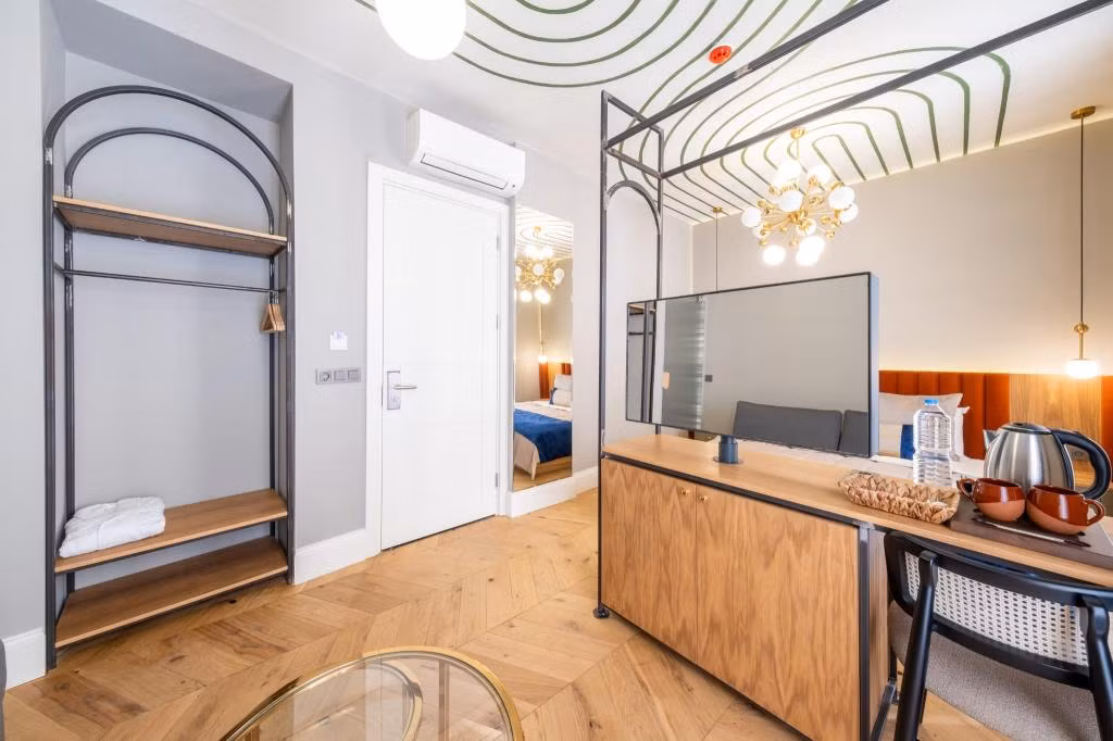 Balo Hotel — 2