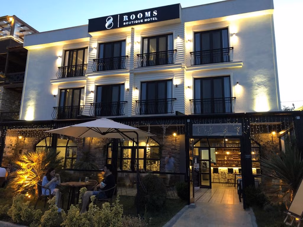 8 Rooms Hotel — 5