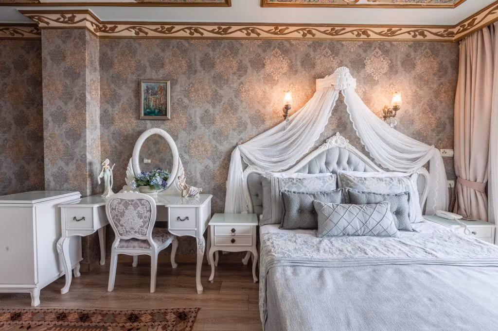 Romantic Hotel — 6