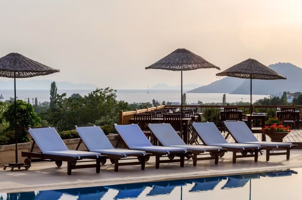 4Reasons Hotel + Bistro (12+ ) — 4