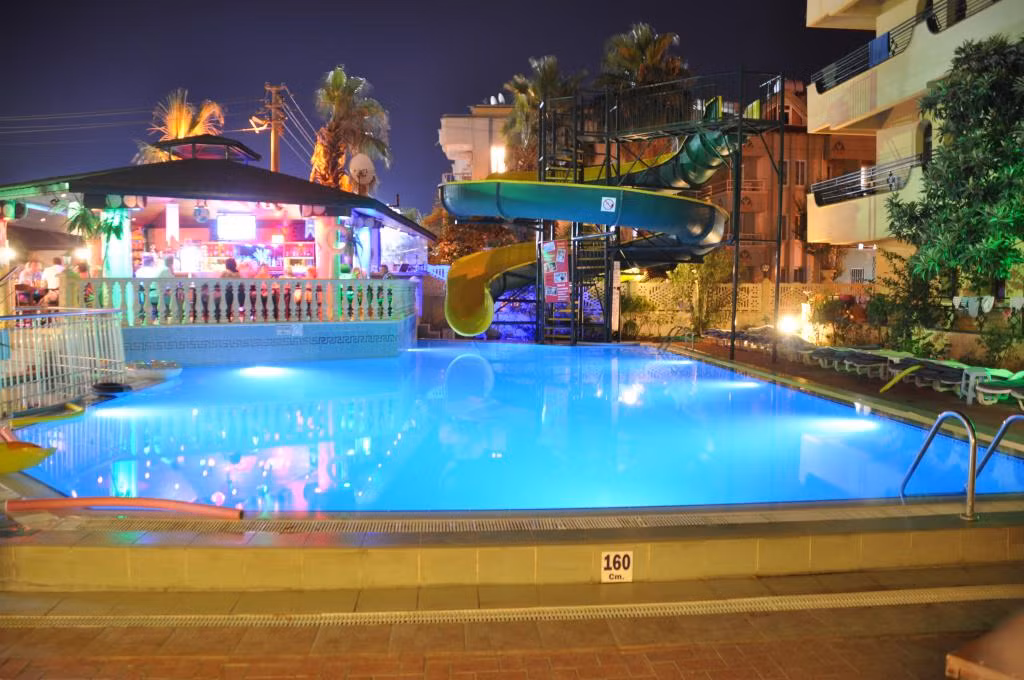 Maxwell Holiday Club — 2