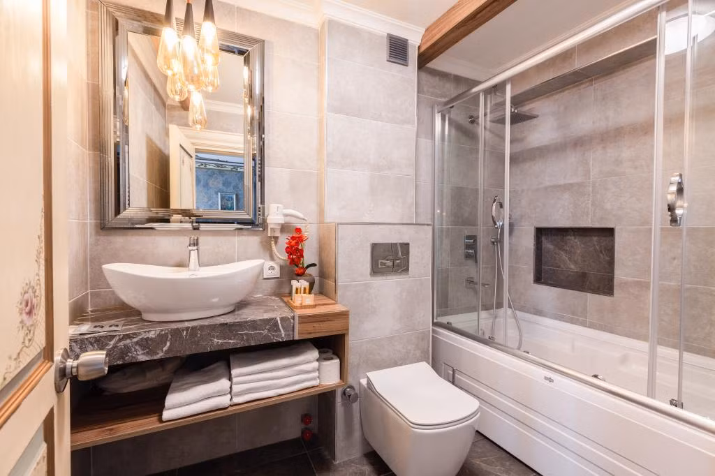 Romantic Hotel — 8