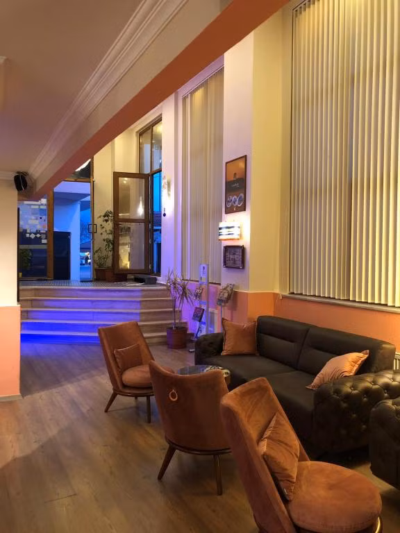 Hotel Crowded House — 5