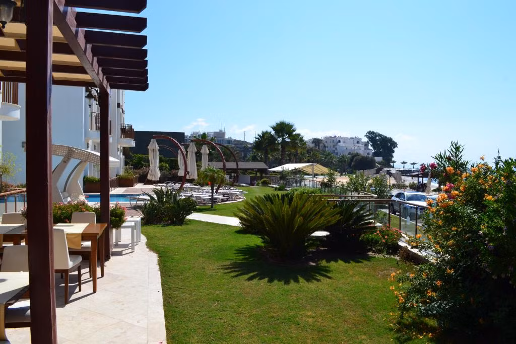 Small Beach Hotel — 2