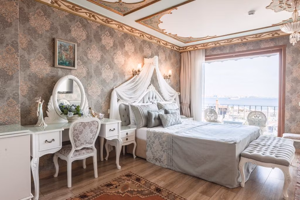 Romantic Hotel — 5