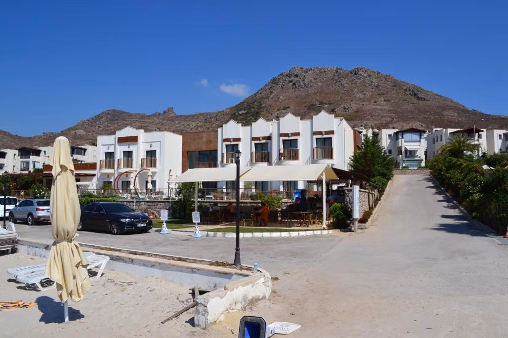 Small Beach Hotel — 6