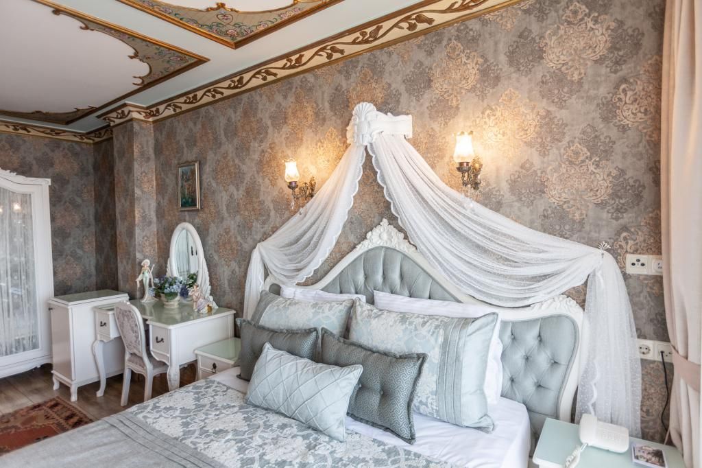 Romantic Hotel — 9