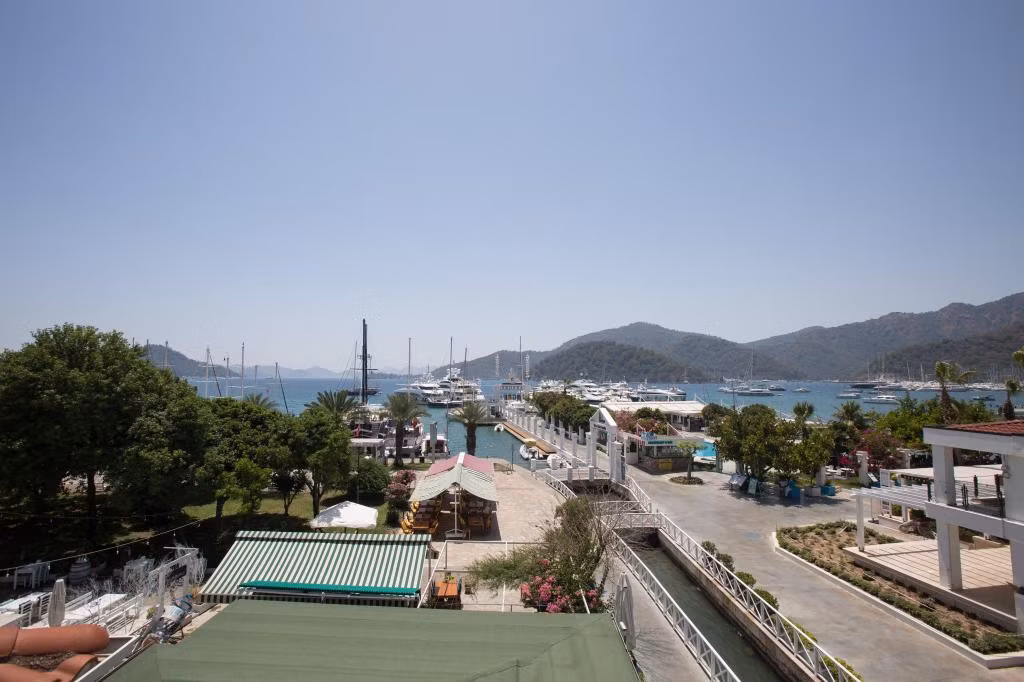 Dedeminn Marina Hotel — 4