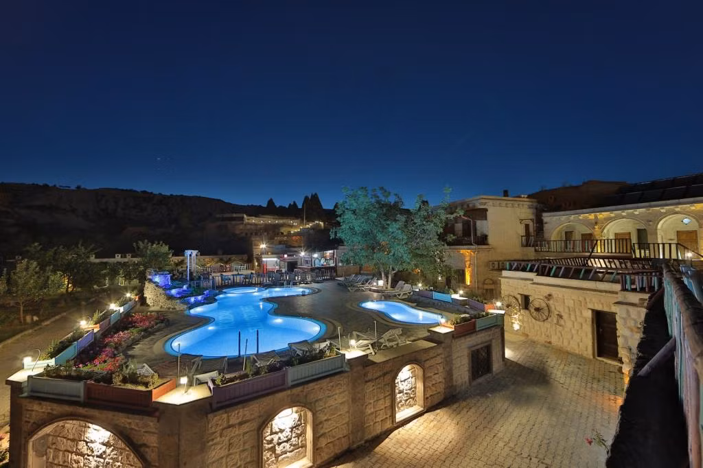 Holiday Cave Hotel — 4