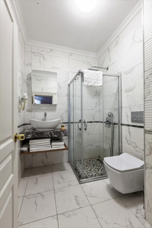 Romantic Hotel — 9