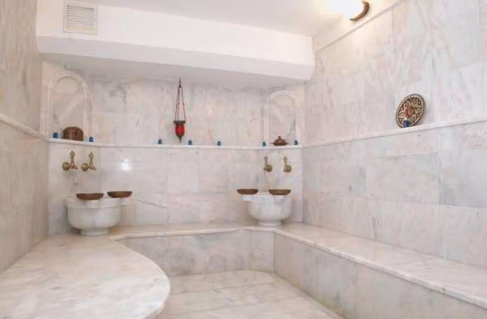 Almena Hotel — 2