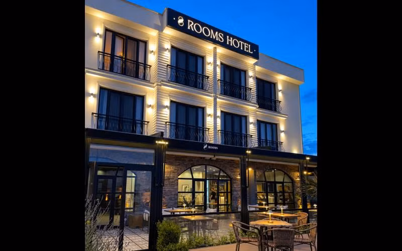 8 Rooms Hotel