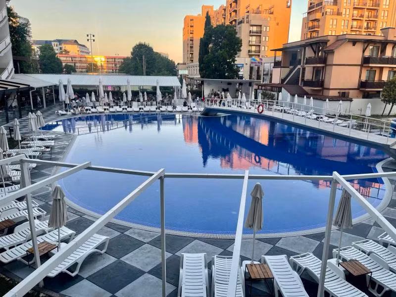 Grand Hotel Nirvana - 3