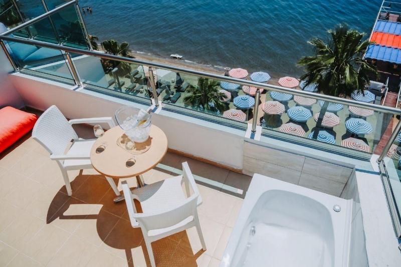 Honeymoon Beach Hotel - 4