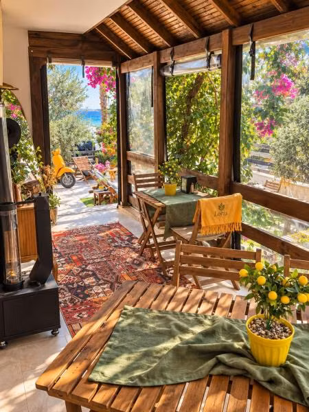 Loris Rooms Urla — 2