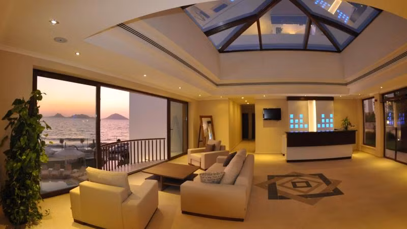 Small Beach Hotel - 3