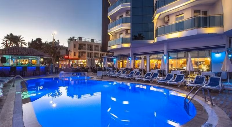 Parador Beach Hotel - 4