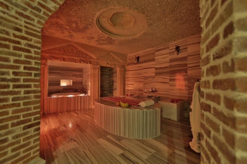Holiday Cave Hotel - 2