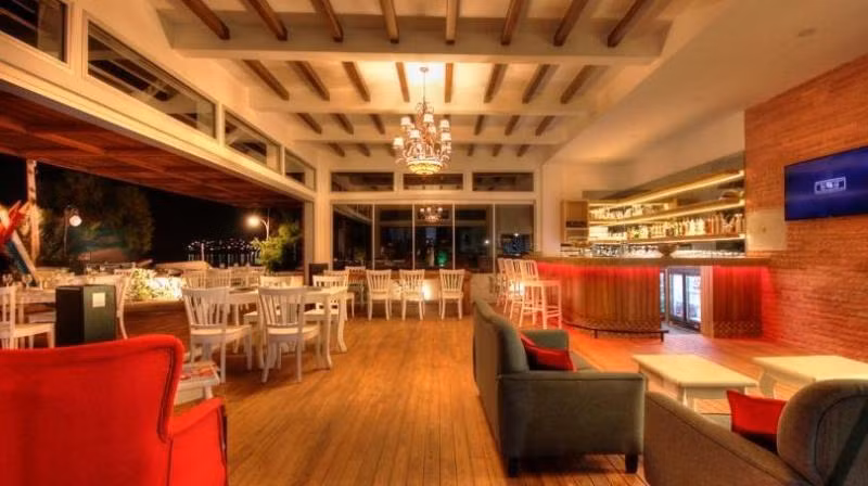 Megg's Otel Beach Restaurant — 4